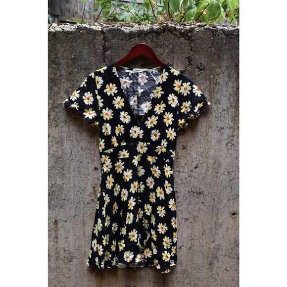 Kimchi Blue Floral Cutout Dress Size 4 – Daisies on Black - Picture 1 of 4